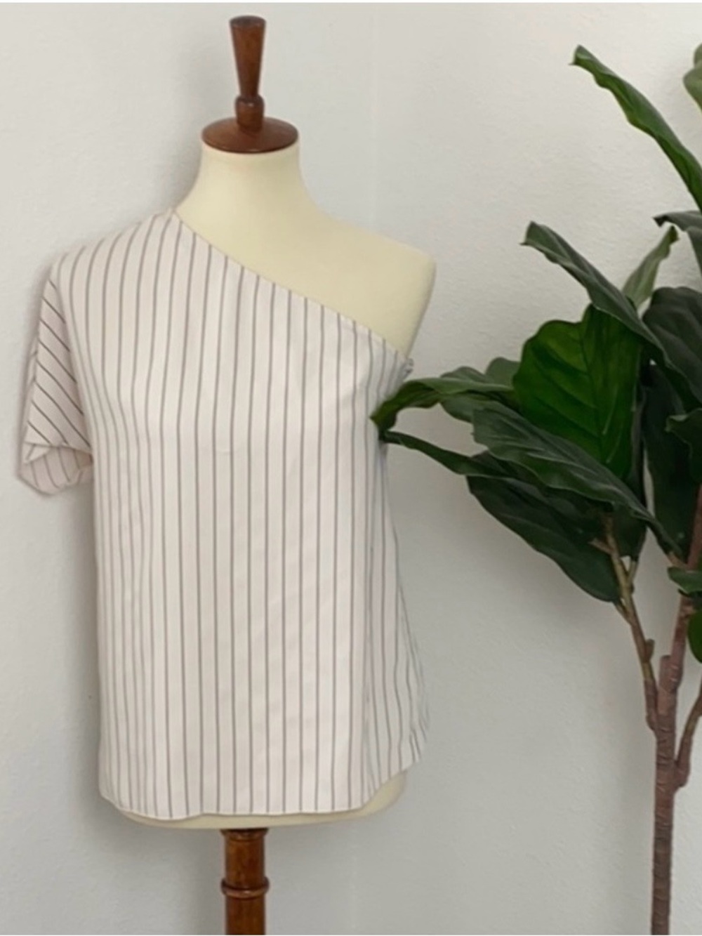 Aritzia Babaton Blouse - Picture 2 of 7
